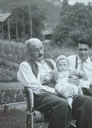 Historische Aufnahme: Gründer Fritz Gfeller mit Kind.
