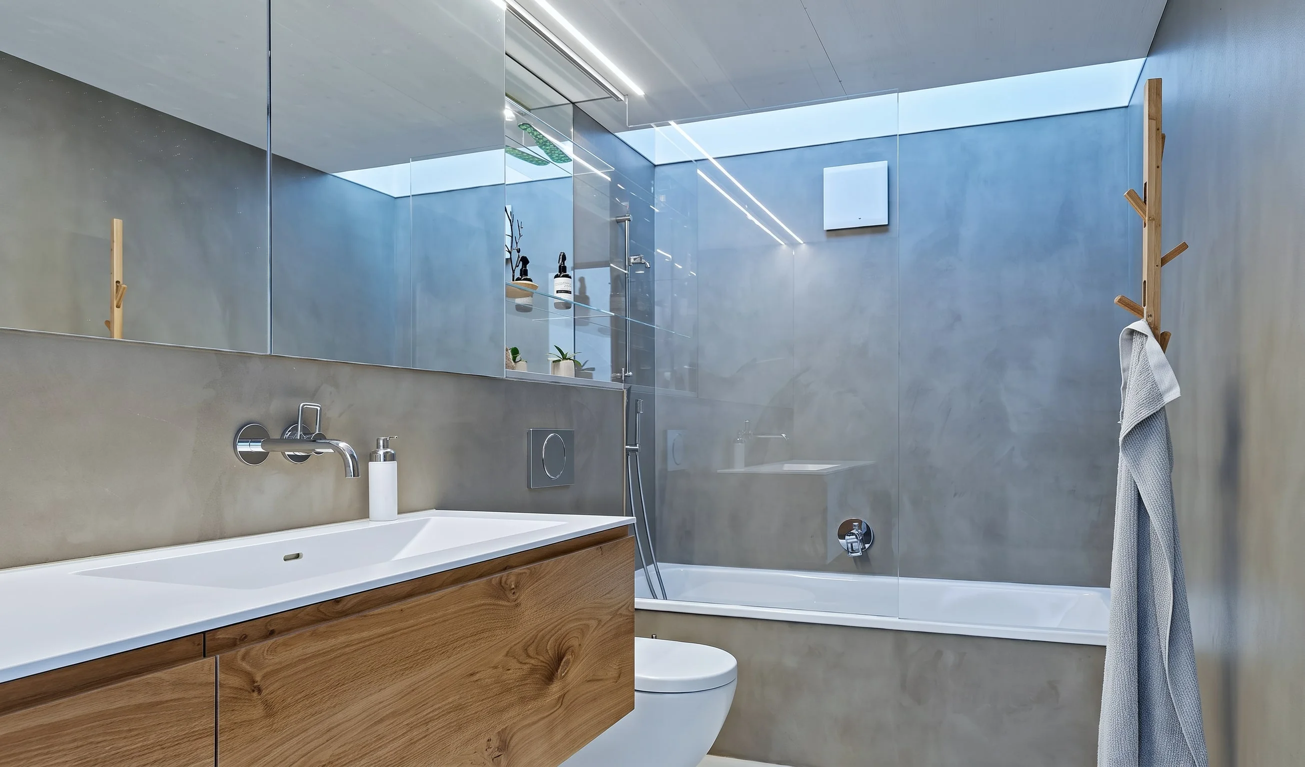 Modernes Badezimmer mit Waschtisch, Badewanne und hellen Oberflächen.