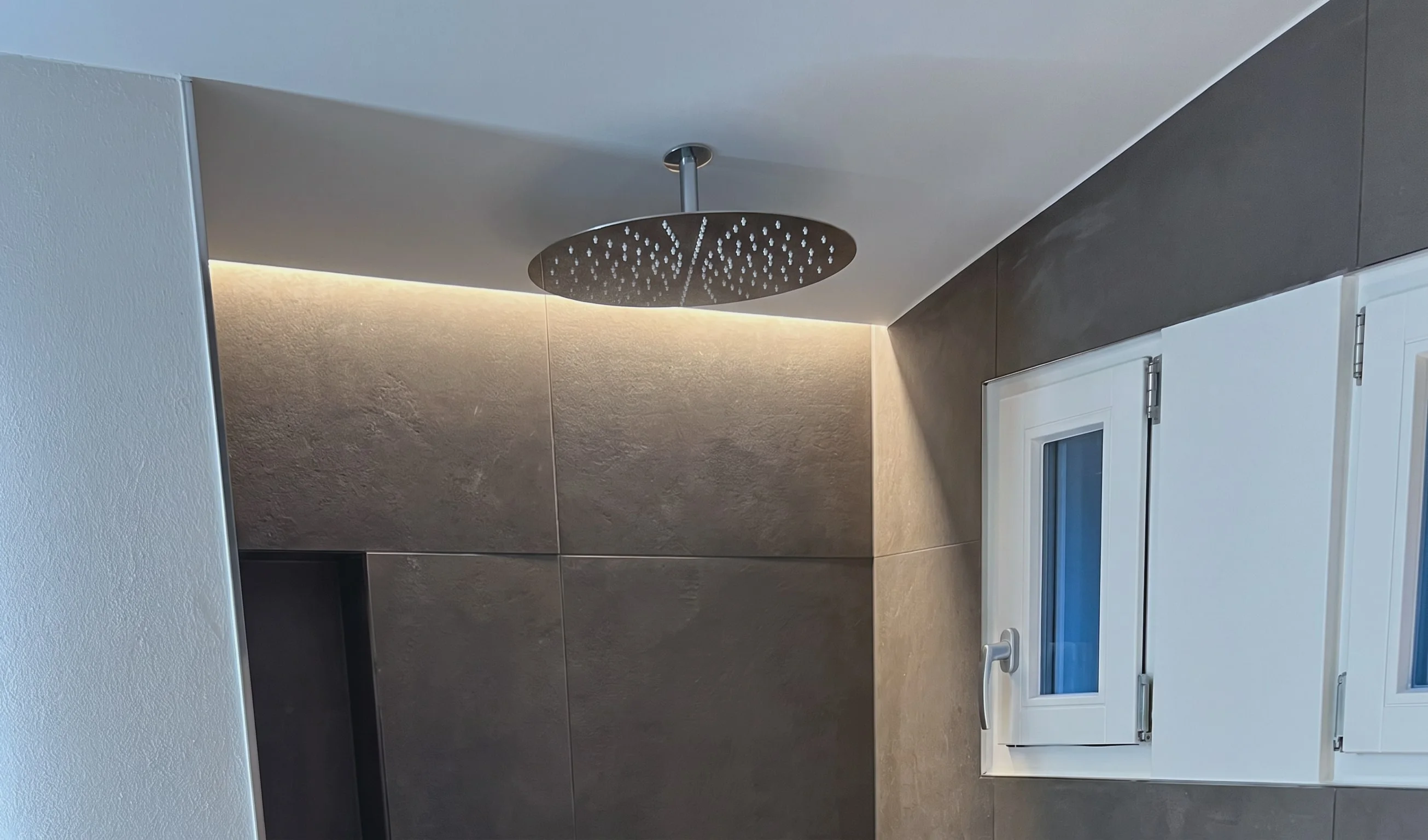 Moderne Sanitärinstallation in einem Neubau.