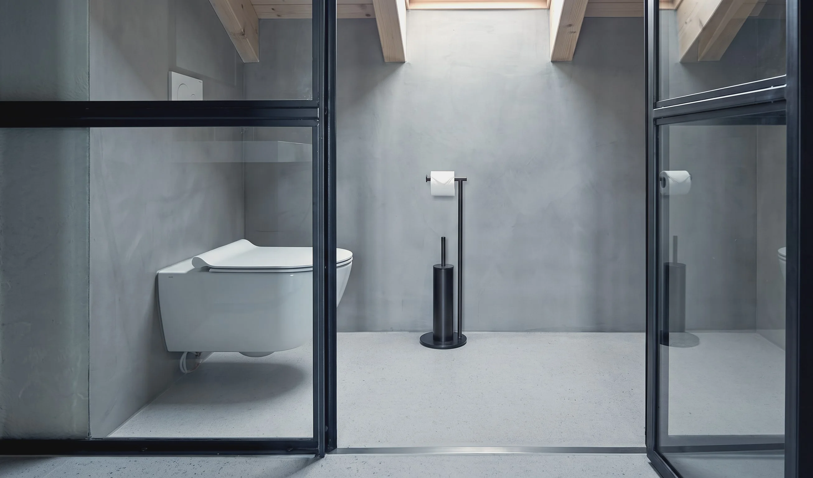 Modernes Badezimmer mit Glaswand und Waschtisch.