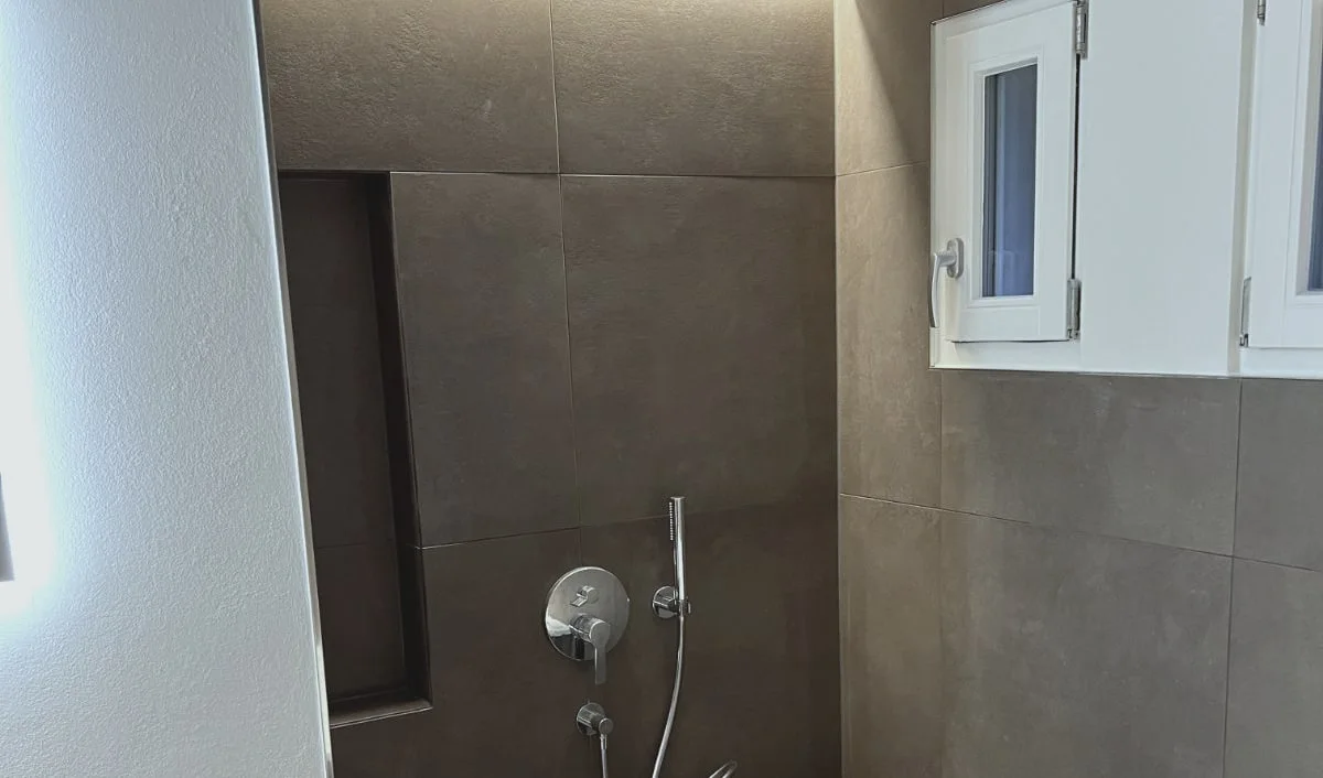 Fachgerecht montierte Mischbatterie im Badezimmer.