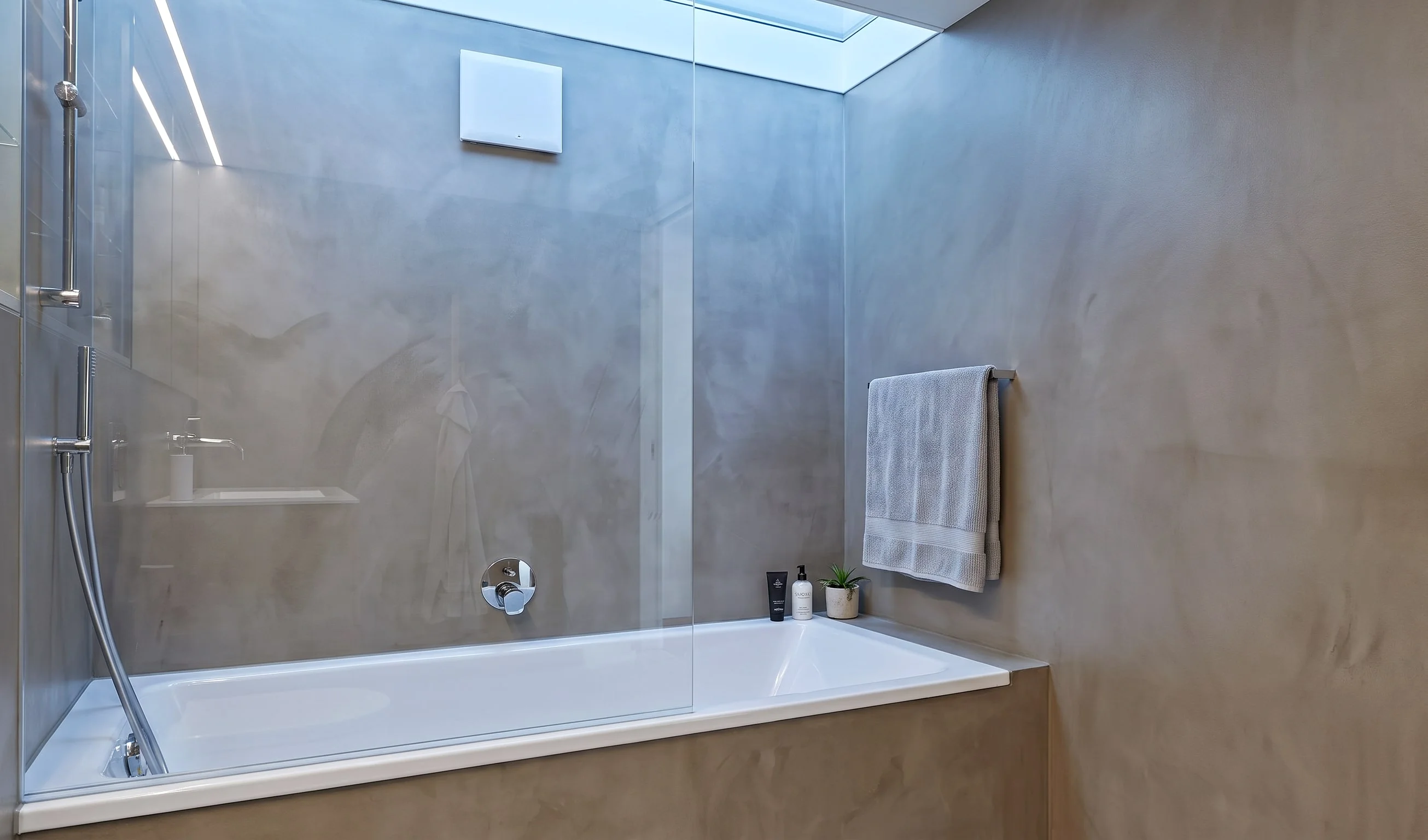 Modernes saniertes Badezimmer mit Badewanne und Armatur.
