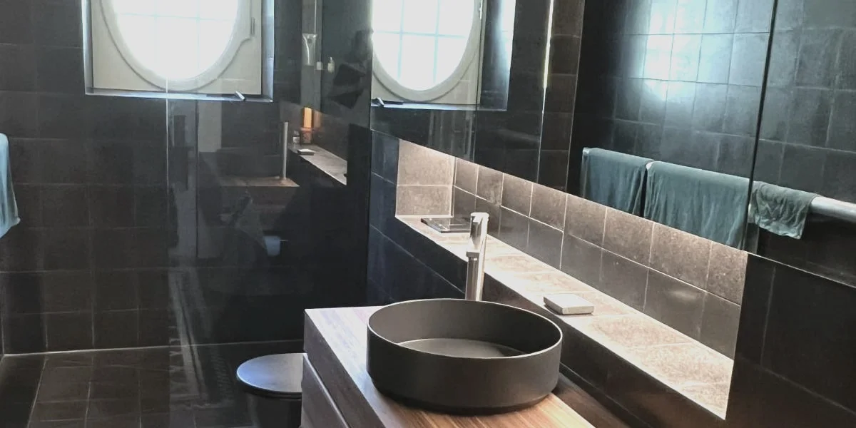 Sorgfältig ausgeführte Sanitäranlage im Neubau.