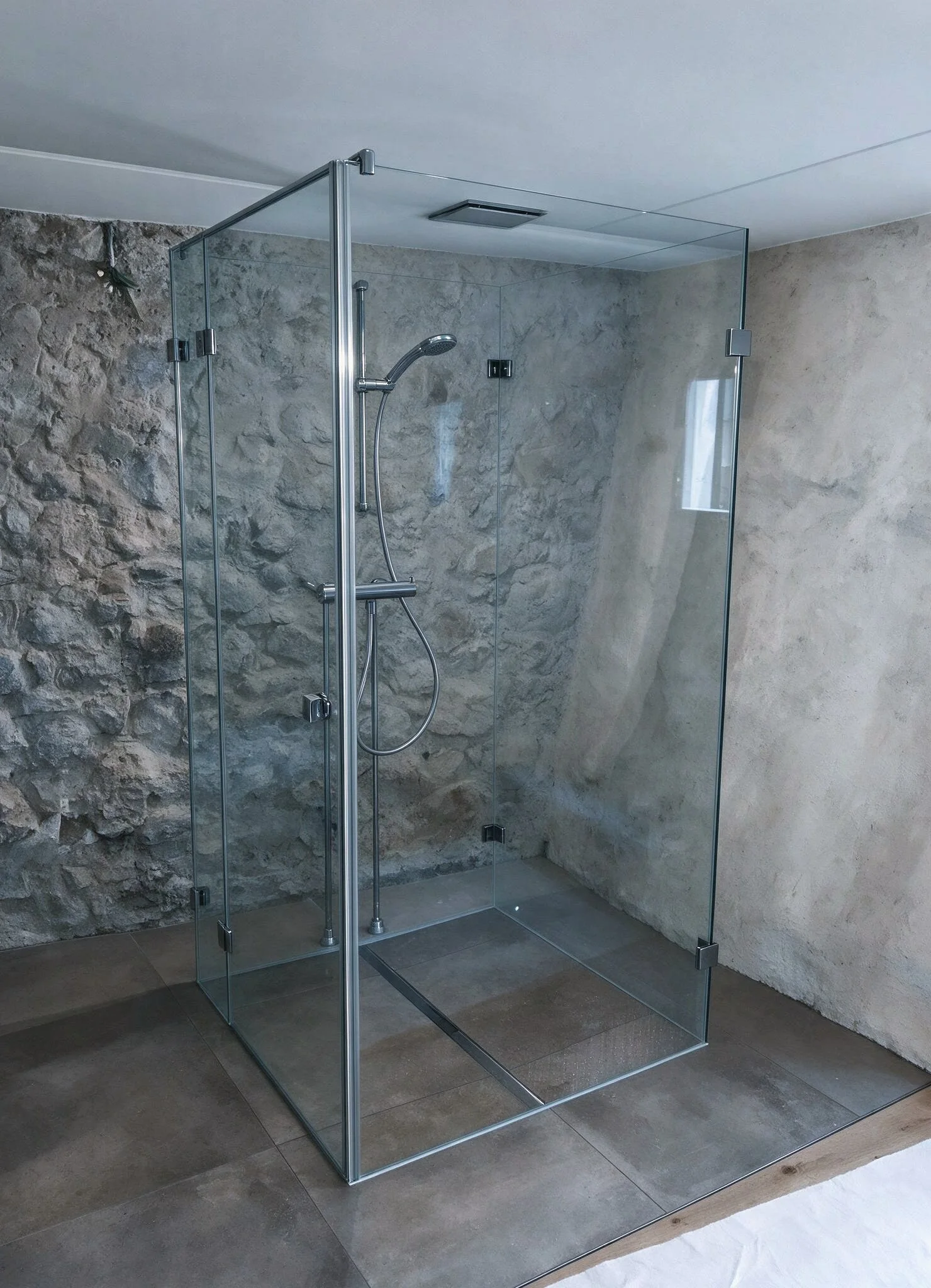 Bodenebene Dusche mit transparenter Glaswand und Armatur.