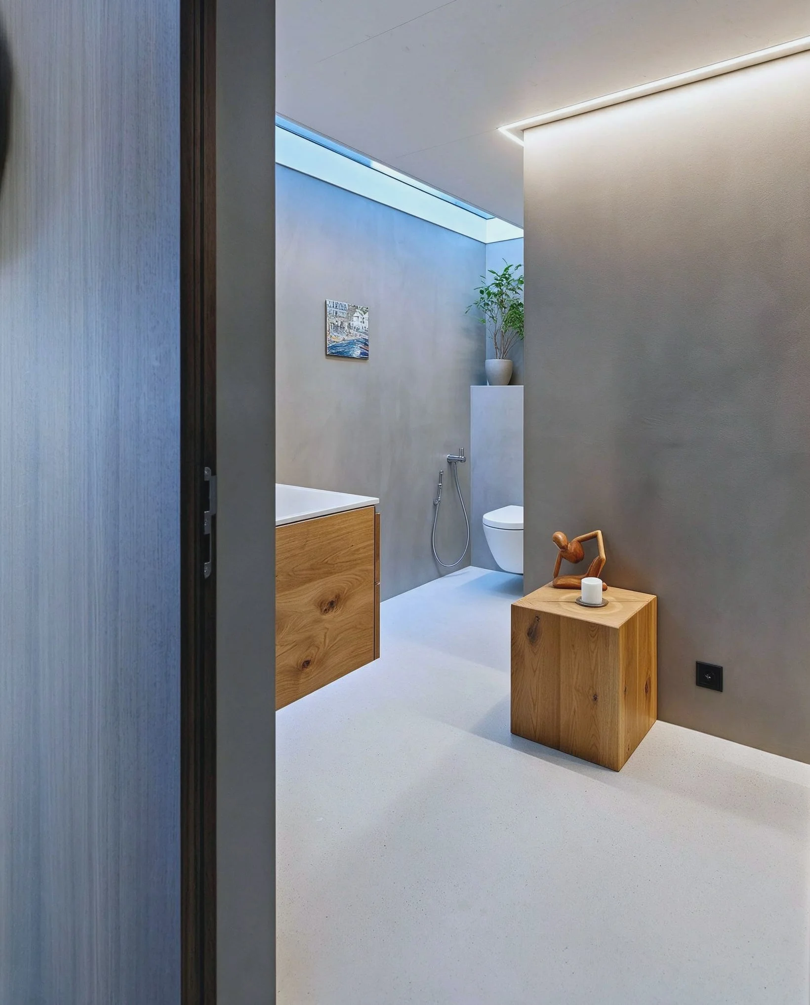 Modern ausgebautes Badezimmer mit Holzwänden und freistehendem Waschtisch.