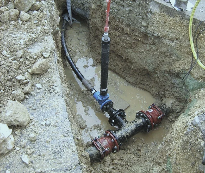 Leitungsgraben mit Verrohrung für die Wasserversorgung.